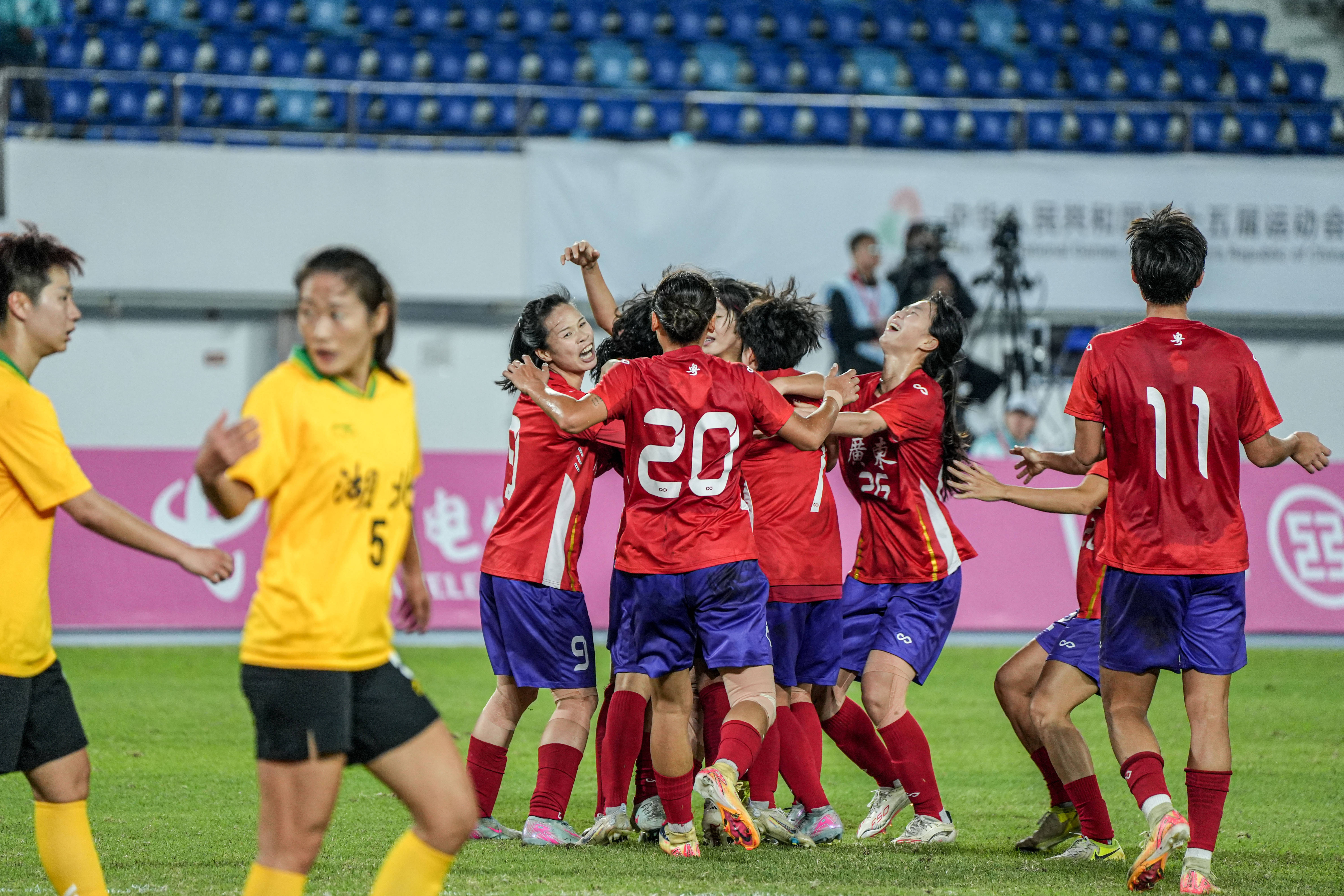 女足比赛现场热烈,球迷激情不减的简单介绍 女足比赛现场热烈,球迷激情不减的简单介绍