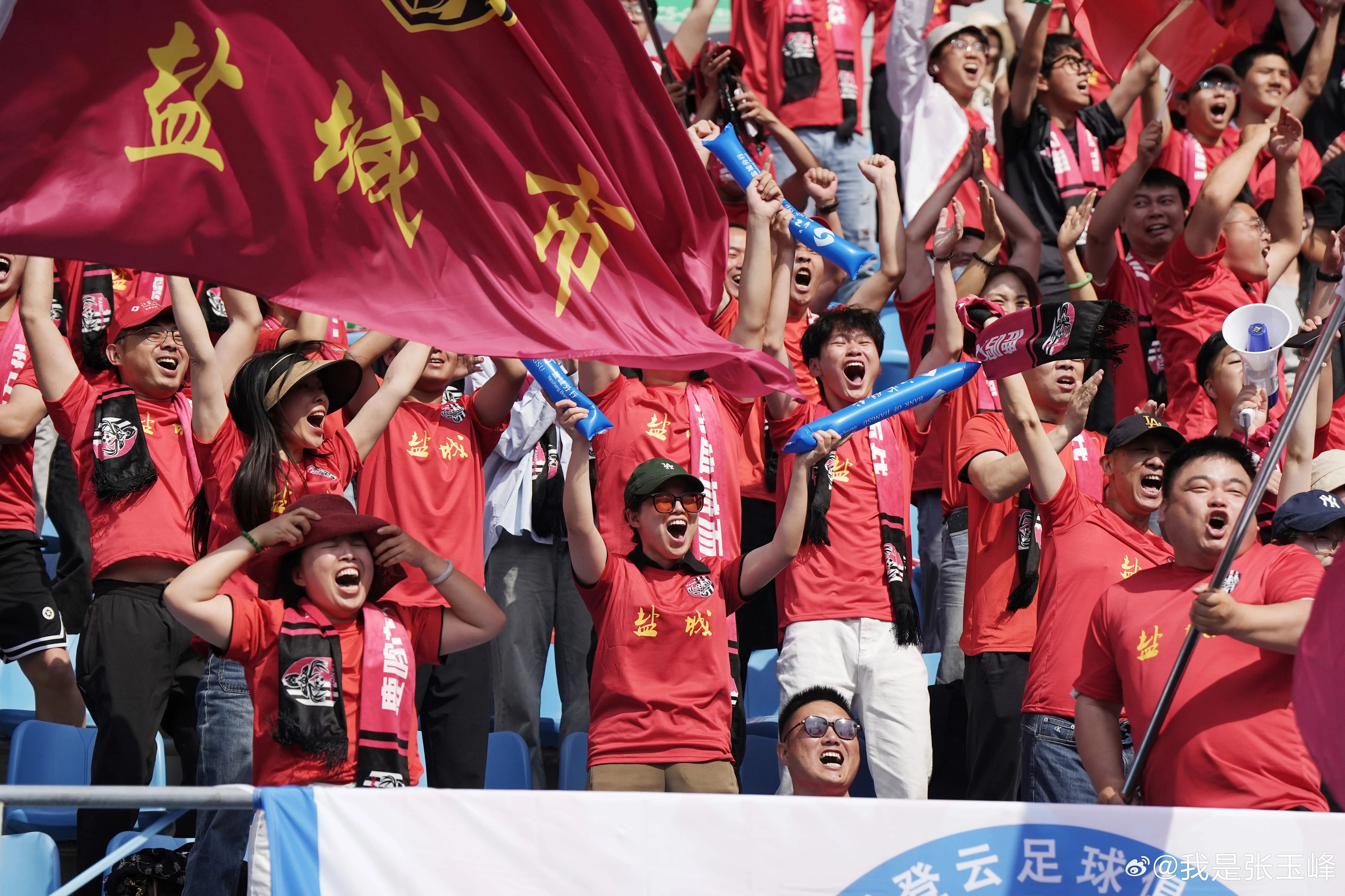女足比赛现场热烈,球迷激情不减的简单介绍 女足比赛现场热烈,球迷激情不减的简单介绍