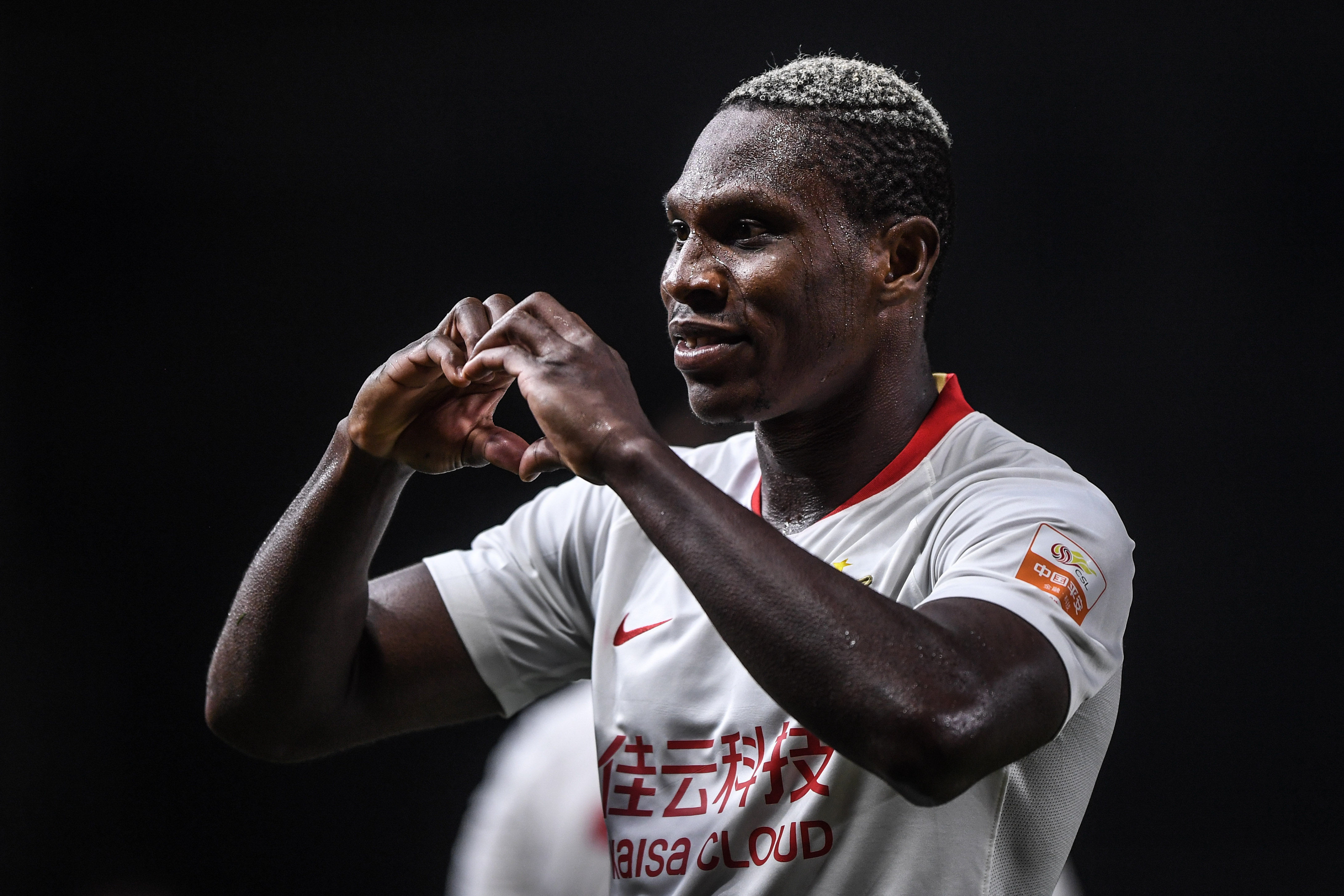 包含深圳佳兆业客场挑战泰达，谁能笑到最后？的词条