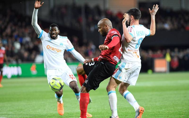 包含亚眠主场不敌里尔，遭遇连败的词条