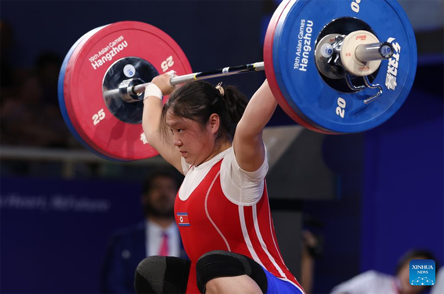 韩国女子举重运动员突破个人最高纪录