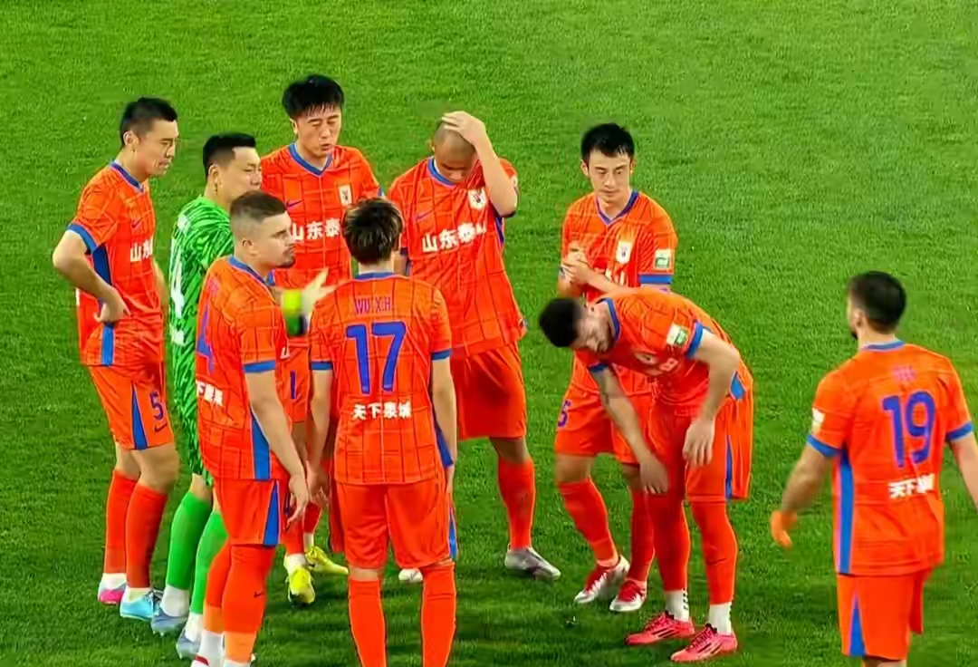 关于中国队完胜泰国队，黄鸭组合统治全场的信息