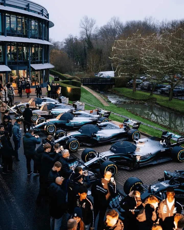 梅赛德斯鏖战阿斯顿马丁，汉密尔顿扛起全队的简单介绍