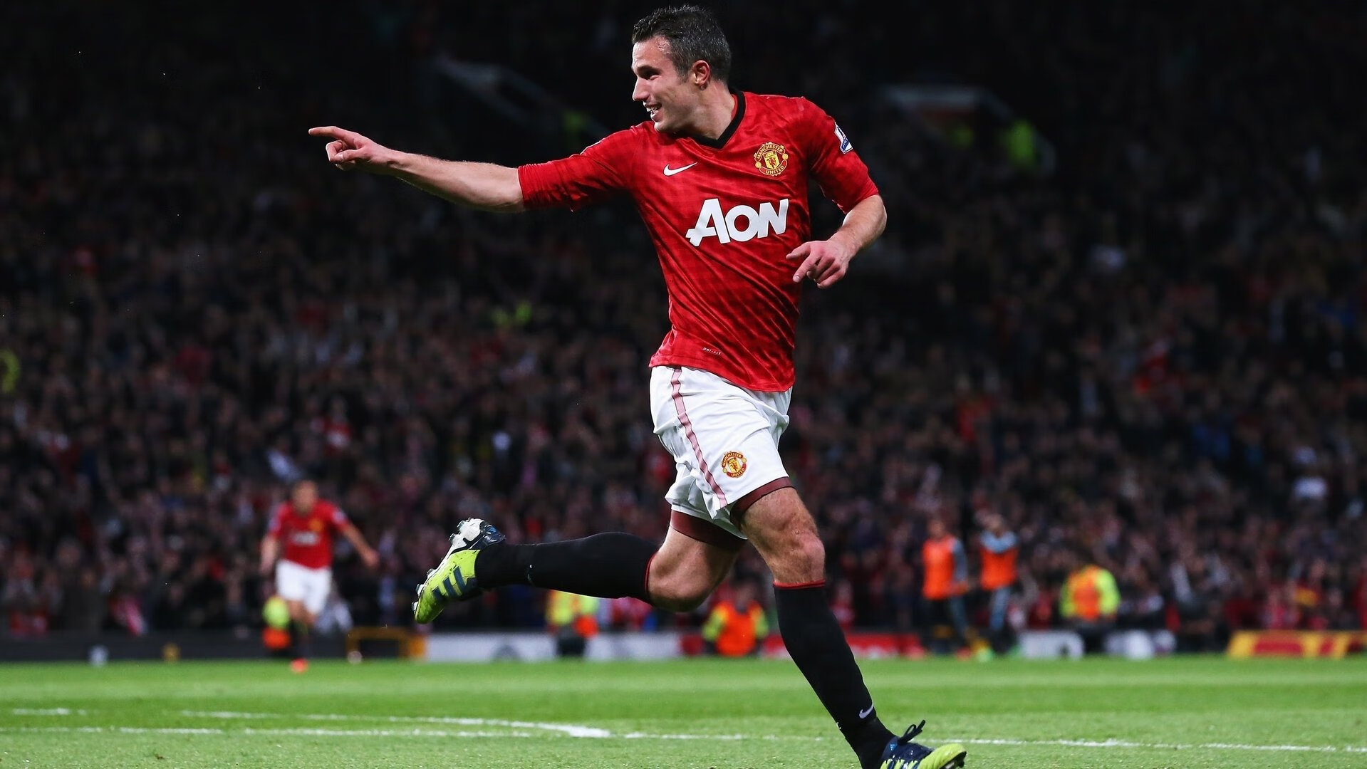 赛道与绿茵场，李刚仁制胜之夜的双重奏