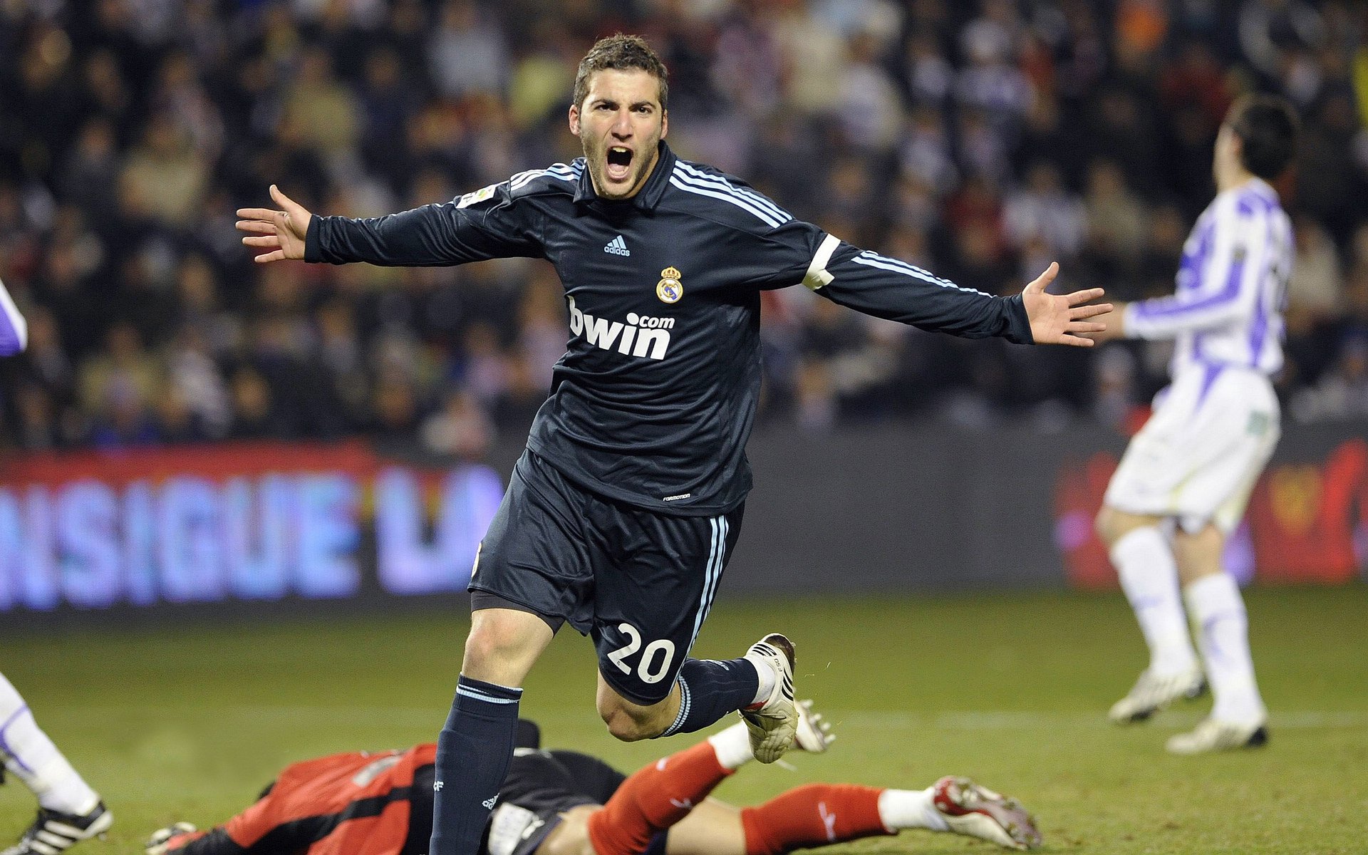 浓眉擎天柱！湖人末节狂潮一波带走火箭，个人统治力完美绽放