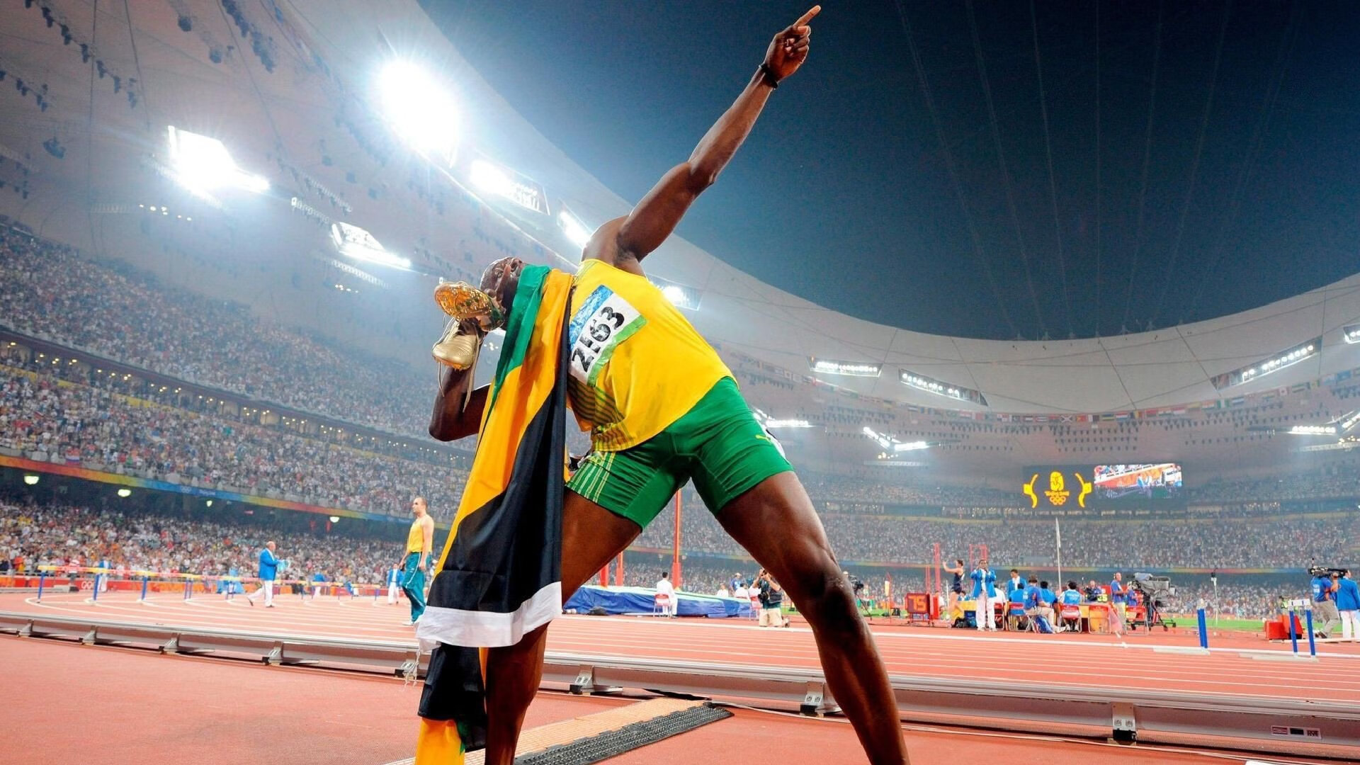 赛道上的红色旋风，周冠宇率队上演完美逆袭，法拉利完胜迈凯伦